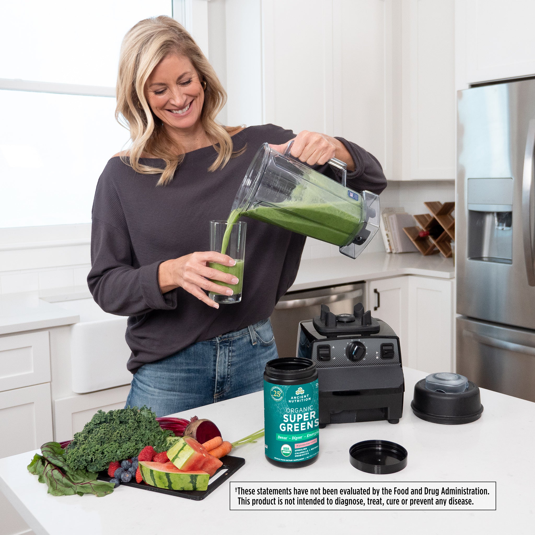 women pouring a green smoothie 