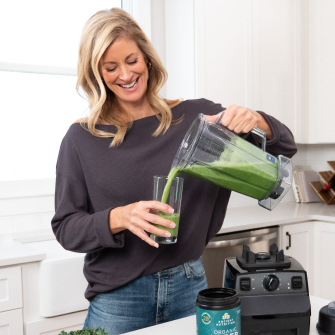 woman pouring green smoothie